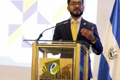 8- Lic. José Manuel Cabrera, servidor público TEG