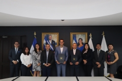 1- Dr. Néstor Castaneda, Presidente del TEG, Licda. Laura Hurtado y Msc. Moris Landaverde, Miembros del Pleno, acompañados de Lic. Camilo Trigueros, director ejecutivo del CNR acompañados de cuerpo técnico.