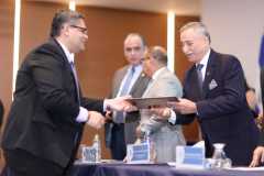 4- Dr. Néstor Castaneda, presidente del TEG,  durante entrega de diplomas.