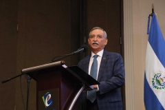 2. Dr. Néstor Castaneda, presidente del TEG.