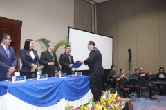 3- Entrega de Diplomas a servidores públicos graduados.