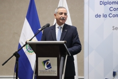 1- Dr. Néstor Castaneda, Presidente del TEG, durante graduación del Diplomado.