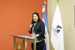 Laura del Carmen Hurtado, integrante del Pleno, juramentando a la nuevos intengrantes de CEG.