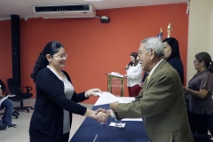 Luis Argueta Antillón, integrante del Pleno, entegrando credenciales a nueva integrante de CEG.