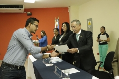 Dr. Castaneda entrega credenciales a nuevos miembros de CEG