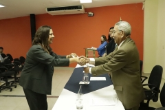 Lic. Argueta, integrante del Pleno del TEG, entrega credenciales a nuevos miembros de CEG