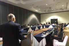 3. Dr.  Menéndez  dirige su ponencia a la audiencia