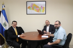 2- MSc. Higinio Marroquín, Miembro del Pleno del TEG,  en entrevista con representantes de cooperación internacional.