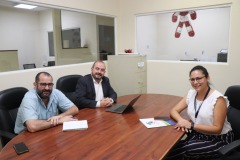 4- MSc. Marcela Barahona, Oficial de Información, en entrevista con representantes de cooperación internacional.
