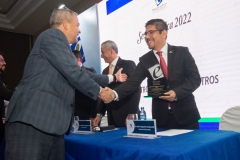 6- Lic. Moris Landaverde, Miembro del Pleno, entrega premio durante inauguración de  Semana Ética 2022.