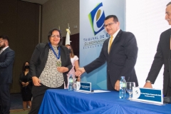 7- Lic. Higinio Marroquín, Miembro del Pleno, entrega medalla durante inauguración de  Semana Ética 2022.