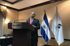 Dr. Néstor Castaneda, presidente del TEG, durante el discurso.