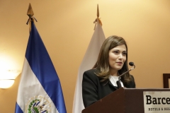 Antonia Caballero de Simán, graduando con mención honorífica.