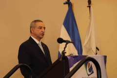 2. Dr. Néstor Castaneda, presidente del TEG, durante  discurso a los graduandos.