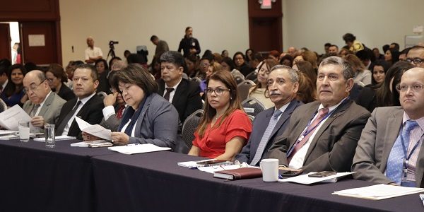 autoridades-escuchando-ponencias