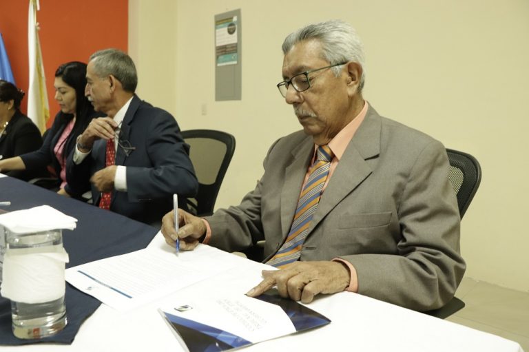 miembro-del-pleno-firma-codigo-de-etica